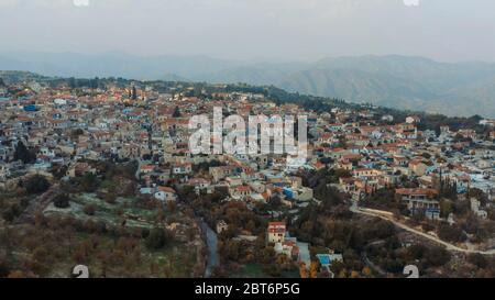 Altes Dorf Pano Lefkara in den Bergen, Luftaufnahme. Larnaca District, Zypern. Stockfoto
