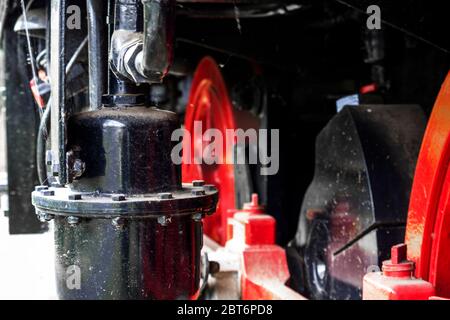 Schwarzer Behälter auf einem alten Rangiermotor Stockfoto