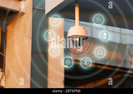 CCTV mit Sicherheitssymbol, das herumschwebt. CCTV für die Sicherheit von Leben und Eigentum. Stockfoto