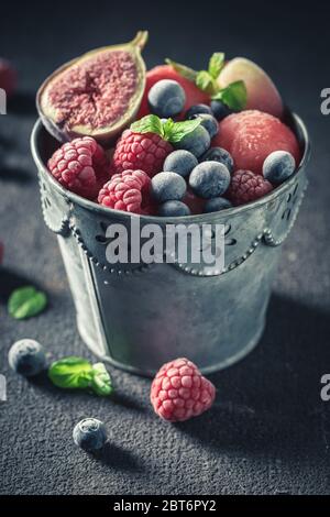 Eiscreme-Sorbet mit frischen Früchten auf dunklem Tisch Stockfoto