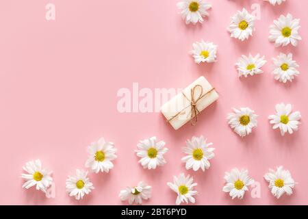 Flache Komposition mit handgefertigten Seifenstücken und Lavendelblüten auf violettem Hintergrund Stockfoto