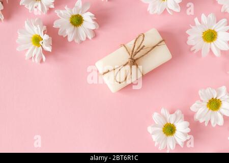 Flache Komposition mit handgefertigten Seifenstücken und Lavendelblüten auf violettem Hintergrund Stockfoto