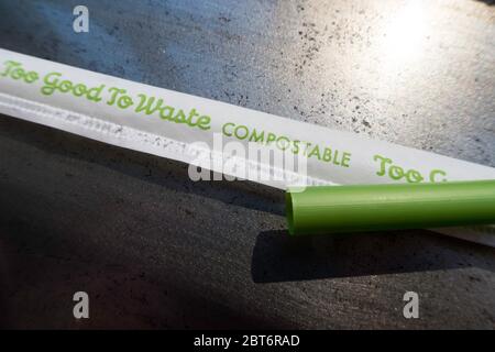 Kompostierbarer PLA-Strohhalm, grün Stockfoto