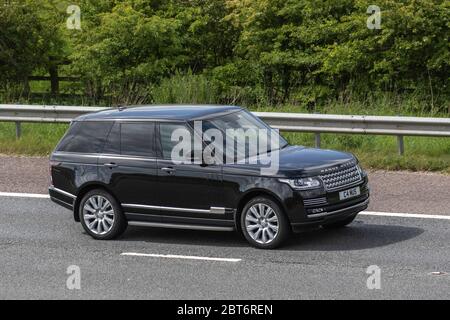2015 Black Land Rover Range Rover A-Biography T; Fahrzeug Verkehr bewegende Fahrzeuge, Autos fahren Fahrzeug auf britischen Straßen, Motoren, Autofahren auf der Autobahn M61 Stockfoto