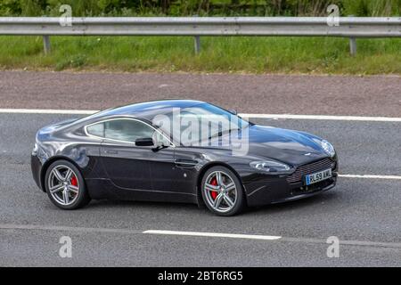 2009 schwarz Aston Martin Vantage V8 Auto; Fahrzeuge Verkehr bewegende Fahrzeuge, Autos fahren Fahrzeug auf britischen Straßen, Motoren, Autofahren auf der Autobahn M61 Stockfoto