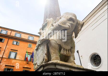 Elefant und Obelisk Marmor Renaissance Skulptur, entworfen von dem italienischen Gian Lorenzo Bernini in Piazza della Minerva, Rom, Italien - Denkmal und Touris Stockfoto