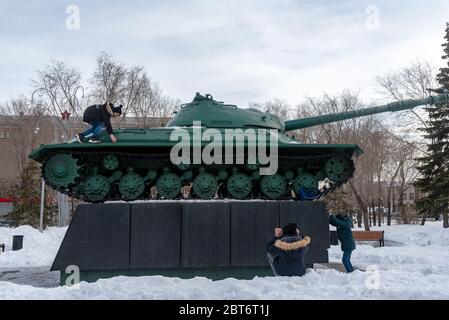 T-10M schwerer Panzer auf Denkmal in Magnitogorsk, Russland. Stockfoto