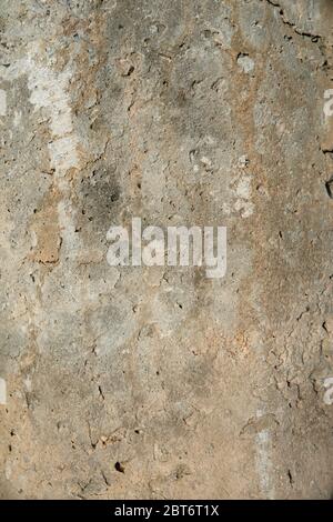 Natürliche Textur, Steinhintergrund, goldenes Licht und die untergehende Sonne, Risse und Löcher im Stein, Naturstein, Muster und Texturen auf dem Stein, Stockfoto