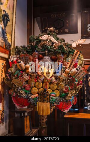 tokio, japan - märz 30 2020: Japanische Folklore-Gottheiten Ebisu, Daikokuten, Otafuku auf einem riesigen Engi Kumade, was Ausspicious Rake in der freien Muse bedeutet Stockfoto