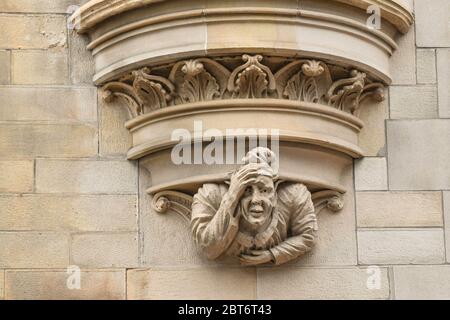 Steinkacheltier des Mannes mit Hand auf der Stirn bei Dunfermline City Chambers, Schottland, Großbritannien Stockfoto