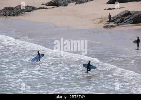 Harlyn Bay, in der Nähe von Padstow, Cornwall, Großbritannien. Mai 2020. Wetter in Großbritannien. Der Strand war an diesem Nachmittag relativ ruhig in der Harlyn Bay, mit Spaziergängern und Surfern, die den sonnigen Start in das Feiertagswochenende genossen. Credit CWPIX / Alamy Live News. Stockfoto