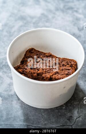 Zum Mitnehmen gesundes Bio-hausgemachtes Vegan Dessert Mexikanisches Brownie mit Kidney-Bohnen. Glutenfrei und kein Zucker frei in Kunststoff-Box-Verpackung Container. Re Stockfoto