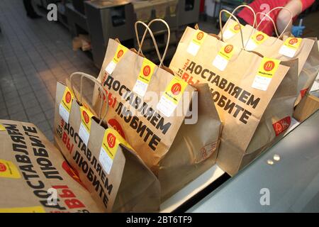 McDonalds Lieferhilfe während einer Pandemie Stockfoto