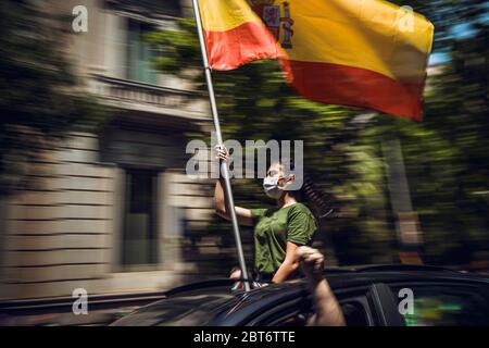 Barcelona, Spanien. Mai 2020. Ein Demonstrator, der mit einer spanischen Flagge winkt, nimmt an der von der rechten Partei VOX organisierten "Karawane für Spanien und seine Freiheit" Teil, um gegen die Behandlung des Coronavirus der sozialistischen Regierung und gegen die Sperrregeln am Ende der ersten Phase des allmählichen Wegs zum "neuen Normalfall" zu protestieren Zurück eine fast sieben Wochen lange bundesweite strenge Sperrung aufgrund der kontinuierlichen Ausbreitung des Corona-Virus. Quelle: Matthias Oesterle/Alamy Live News Stockfoto