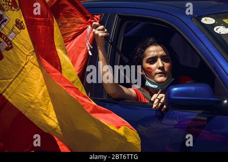 Barcelona, Spanien. Mai 2020. Ein Demonstrator, der mit einer spanischen Flagge winkt, nimmt an der von der rechten Partei VOX organisierten "Karawane für Spanien und seine Freiheit" Teil, um gegen die Behandlung des Coronavirus der sozialistischen Regierung und gegen die Sperrregeln am Ende der ersten Phase des allmählichen Wegs zum "neuen Normalfall" zu protestieren Zurück eine fast sieben Wochen lange bundesweite strenge Sperrung aufgrund der kontinuierlichen Ausbreitung des Corona-Virus. Quelle: Matthias Oesterle/Alamy Live News Stockfoto