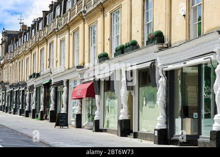 Reihe von exklusiven Geschäften in den Regency-Gebäuden der Montpellier Einkaufsviertel von Cheltenham Stockfoto