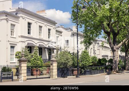 Regency / Georgische Architektur entlang der berühmten Promenade in Cheltenham, Gloucestershire UK Stockfoto