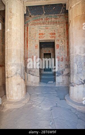 Hieroglypische Schnitzereien an der Türwand des alten ägyptischen Tempels der Hatschetup in Luxor mit Säulen Stockfoto