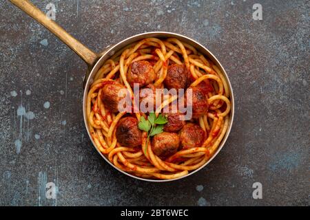 Frikadellen Pasta in Tomatensauce. Stockfoto