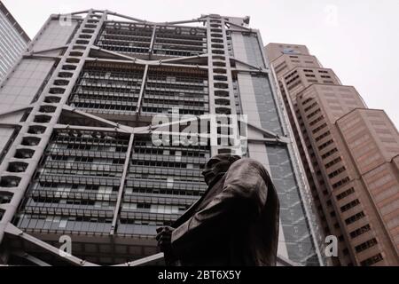 23. Mai 2020, Hongkong, CHINA: HSBC-Hauptsitz ( links ) und Standard Chartered Bank-Hauptsitz ( rechts ) in Central. Die Eile der Kommunistischen Partei Chinas, das NATIONALE SICHERHEITSGESETZ HONGKONGS zu gesetzen und das chinesische Polizeisystem auf dem Festland direkt in die ehemalige britische Kolonie einzuführen, schürt ernsthafte Bedenken in den Geschäfts- und Finanzsektoren. Ihre Angst auszudrücken, dass der Schritt die freie Wirtschaft in der Stadt unter dem sogenannten "Anti-Subversive Gesetz" ernsthaft gefährden könnte, was der Polizeibehörde erlaubt, willkürlich irgendeinen oder alle Geschäftsleute, die das chinesische kommunistische Regime haben, zu verhaften Stockfoto