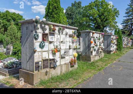 Kolumbarium mit Blumen auf einem ungarischen Friedhof Stockfoto