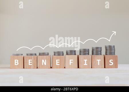 Vorteile und Münzen in Balkendiagrammen mit wachsenden Pfeil-Symbol auf der Oberseite angeordnet. Stockfoto