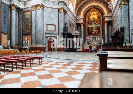 Esztergom, Ungarn - 26. Juni 2019: Im Inneren der Basilika Esztergom Stockfoto