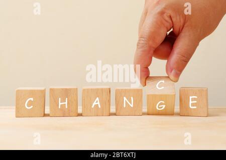 Veränderung und Zufall auf Holzwürfel Konzept. Hand Pick G oder C im Wandel und Chance auf Holzwürfel. Stockfoto