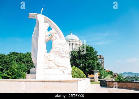 Esztergom, Ungarn - 26. Juni 2019: Krönungsskulptur des hl. Stephanus in der Basilika Esztergom Stockfoto