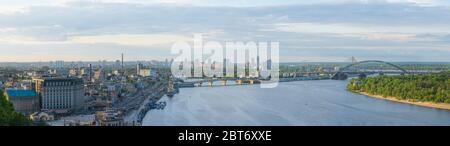 Blick auf die Böschung und Brücken von Kiew von der Neuen Fuß-und Fahrradbrücke in Kiew, Ukraine Stockfoto