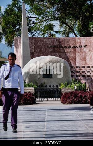 SANTIAGO DE CUBA, SANTIAGO DE CUBA PROVINZ, KUBA - Januar 12 2020 : Grab von Fidel Castro auf dem Friedhof Santa Ifigenia. Stockfoto