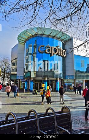 Das Capitol Shopping Centre ist ein modernes mehrstöckiges Einkaufszentrum in der Queen Street im Stadtzentrum von Cardiff. Stockfoto