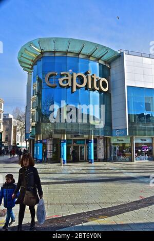 Das Capitol Shopping Centre ist ein modernes mehrstöckiges Einkaufszentrum in der Queen Street im Stadtzentrum von Cardiff. Stockfoto