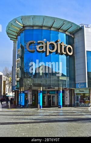 Das Capitol Shopping Centre ist ein modernes mehrstöckiges Einkaufszentrum in der Queen Street im Stadtzentrum von Cardiff. Stockfoto