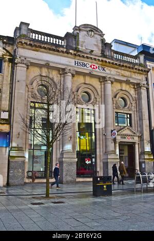 Die imposante Fassade des HSBC Bank Gebäudes (ehemals Midland Bank) im Stadtzentrum von Cardiff mit einer beeindruckenden und erhabenen Bankhalle Stockfoto