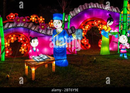 Nizza, Frankreich, 5. Januar 2020 – Bunte chinesische Laternen zeigen beim Festival „Baie des lumieres“ im Parc Phoenix Stockfoto