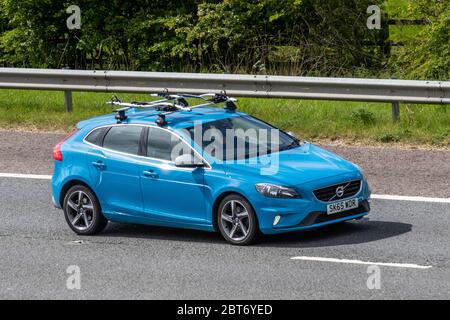 2015 Blau Volvo V40 R-Design T2; Fahrzeug Verkehr bewegende Fahrzeuge, Autos fahren Fahrzeug auf britischen Straßen, Motoren, Autofahren auf der Autobahn M61 Stockfoto