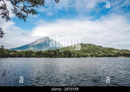 Üppiges Grün rund um Chaco Verde See unter dem Schatten der Volcán Maderas auf der Insel Ometepe in Nicaragua Stockfoto