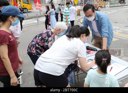 Hongkong, China. Mai 2020. Bürger schreiben ihre Unterschriften in einer Straßenkampagne zur Unterstützung der nationalen Sicherheitsgesetzgebung für die Sonderverwaltungsregion Hongkong (HKSAR) in Hongkong, Südchina, am 22. Mai 2020 auf. Kredit: Wu Xiaochu/Xinhua/Alamy Live News Stockfoto