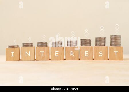 Vorteile und Münzen in Balkendiagrammen mit wachsenden Pfeil-Symbol auf der Oberseite angeordnet. Stockfoto