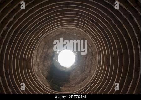 Interieur von Doocot (Taubenkot) auf dem Gelände des 13. Jahrhunderts, Dirleton Castle, eine mittelalterliche Festung im Dorf Dirleton, East Lothian, Schottland, Großbritannien Stockfoto