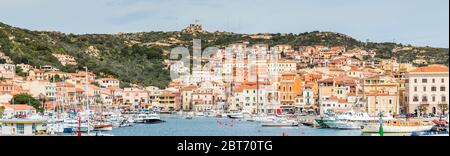 La Maddalena Dorf vom Wasser aus gesehen auf der Insel La Maddalena, Sardinien, Italien, erreichen Sie diese Insel mit der Fähre von Palua auf der Insel Sardinien Stockfoto