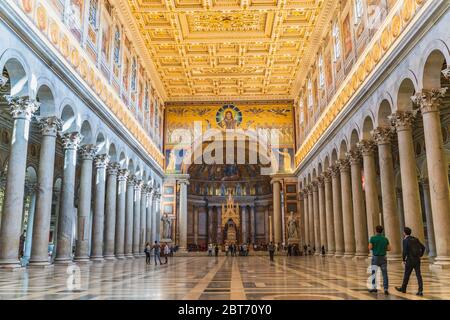 Rom, Italien - Oktober 2019 : im Inneren der alten schönen Basilica di San Paolo fuori le Mura Rom, Italien. Stockfoto