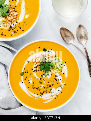 Zwei Portionen Butternusskürbissuppe Stockfoto