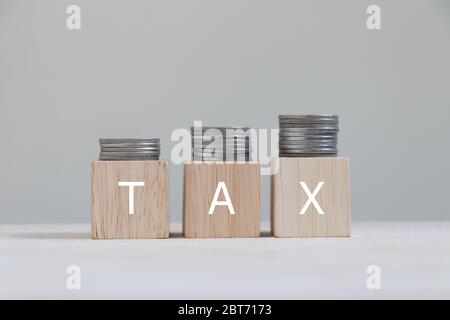 Steuer mit Münzen in Balkendiagrammen oben angeordnet. Stockfoto