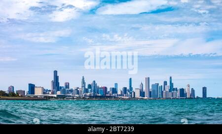 Chicago Seeufer Skyline mit Blick auf Lake Michigan, und den Willis Tower (früher bekannt als Sears Tower). Stockfoto