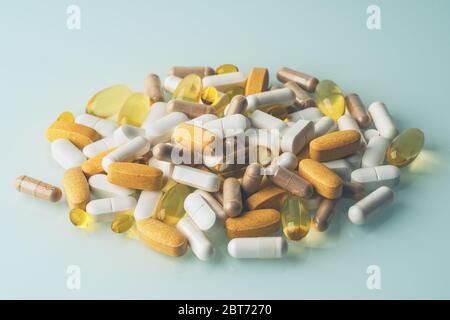 Bündel von Medikamenten Pillen, Makro-Schuss. Verschiedene Medikamente Tabletten, Nahrungsergänzungsmittel oder Medikamente. Stockfoto