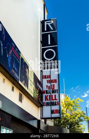 22 Mai 2020 London, UK - Schild an der Fassade des Rio Cinema, Dalston, Hackney Sprichwort "Dear Virus You will Not Kill Cinemas, Mubi" während der Coronavirus Pandemie Sperrung Stockfoto