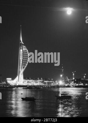 Der Spinnaker Tower, Portsmouth, Hampshire, England, Großbritannien, beleuchtet bei Nacht. Schwarz-weiße Version Stockfoto