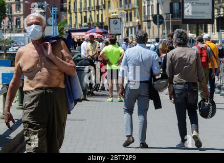 Älterer Mann mit Schutzmaske, Spaziergang auf der Küste von Neapel, ohne T-Shirt. Italien beginnt mit dem Ende einer nationalen Blockade aufgrund der Ausbreitung der Coronavirus-Krankheit. Stockfoto